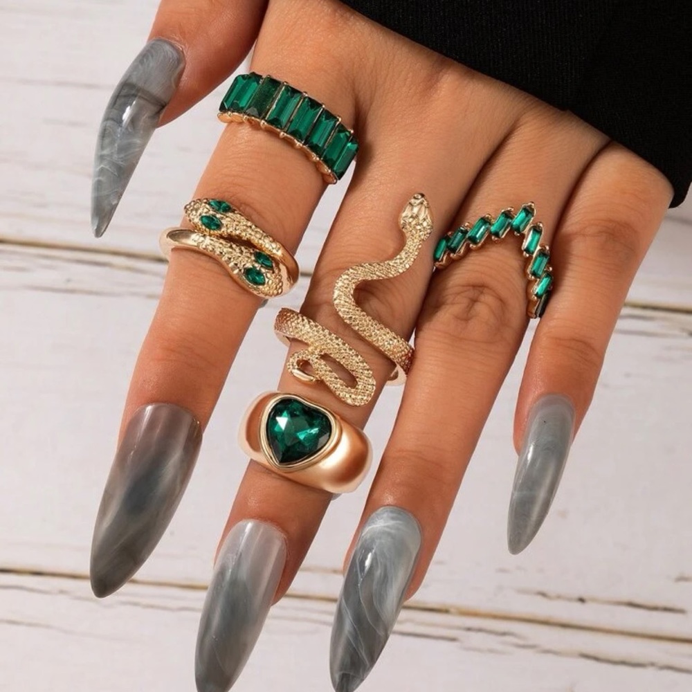 5pcs Rhinestone gold rings
One size